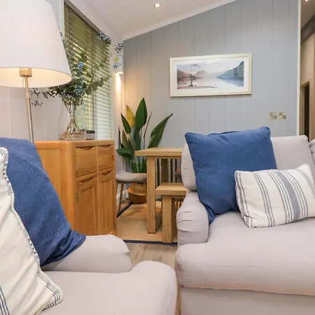 5 Waterside Wood * Windermere