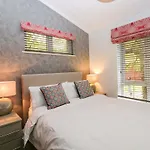 5 Waterside Wood Ferienhaus