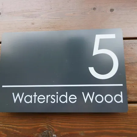 5 Waterside Wood Ferienhaus