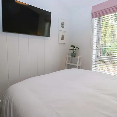 5 Waterside Wood Tatil Evi *