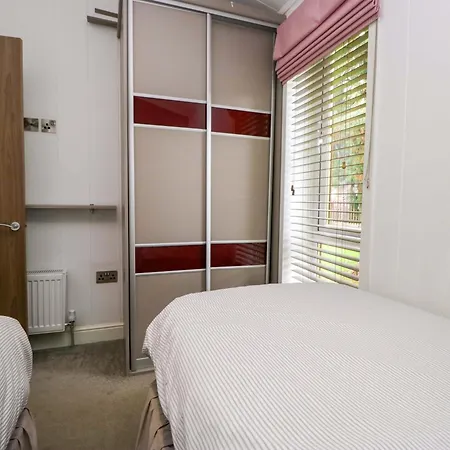 5 Waterside Wood Tatil Evi *