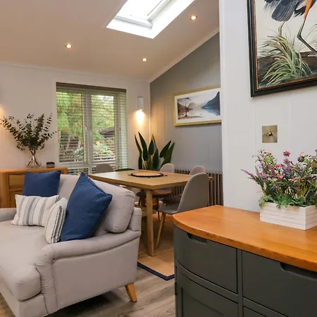 5 Waterside Wood Windermere